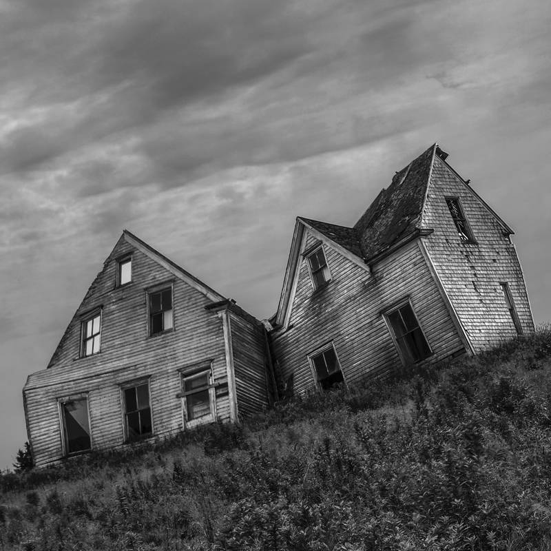 Black and white farmhouse, old, abandoned, haunted. Stock Photography Free for Commercial Use.